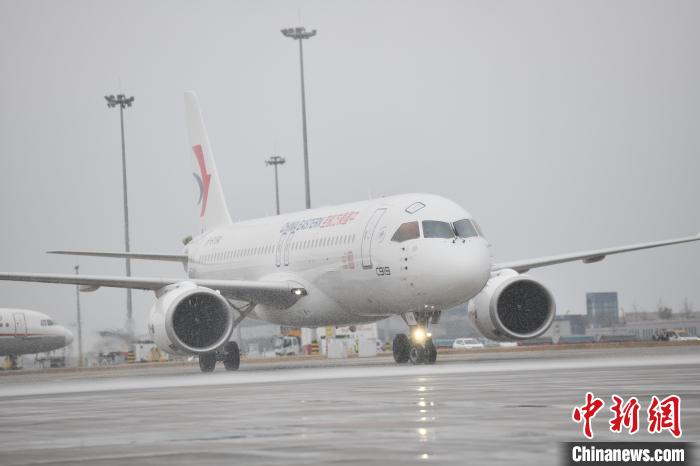 全球首架C919飛抵成都天府國際機場?！埨?攝