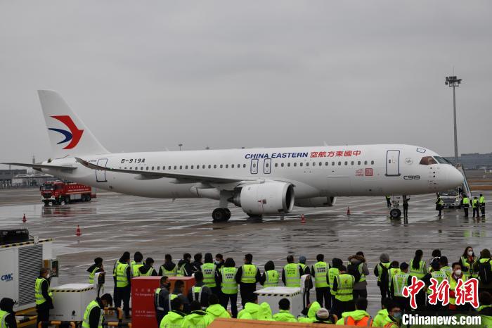 全球首架C919飛抵成都天府國際機場?！埨?攝