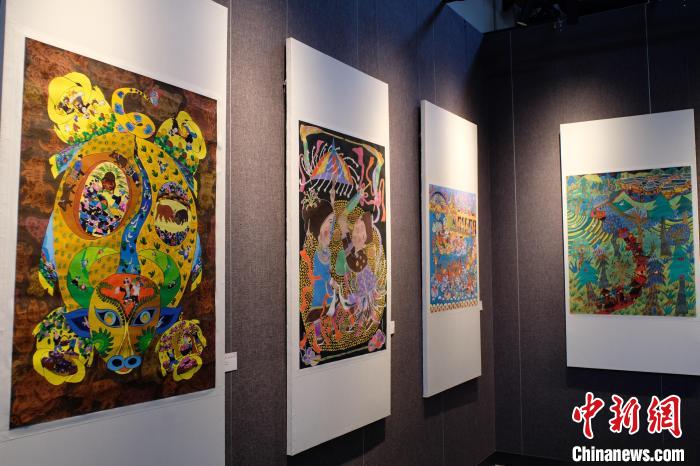 圖為展出的三江農(nóng)民畫(huà)作品?！⒖÷?攝