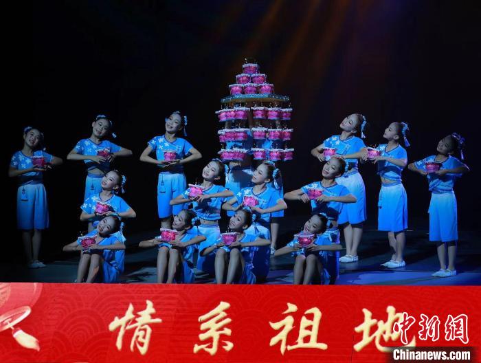 少兒舞蹈《芷溪花燈》。　龍巖市融媒體中心供圖