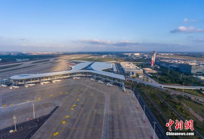 資料圖：航拍?？诿捞m國(guó)際機(jī)場(chǎng)二期擴(kuò)建項(xiàng)目。<a target='_blank' href='/'>中新社</a>記者 駱云飛 攝