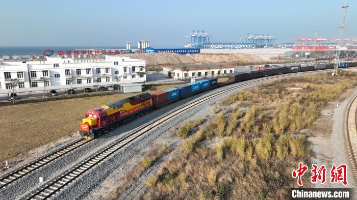 2023年第一列西部陸海新通道鐵海聯(lián)運班列正在駛出欽州鐵路集裝箱中心站?！￡惱?攝