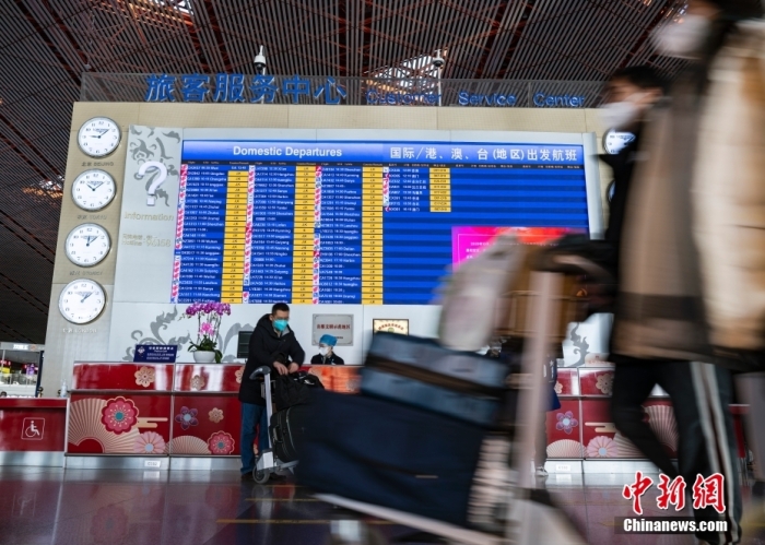 12月31日，2023年元旦假期首日，旅客前往北京首都國際機場，準備搭乘航班出行。<a target='_blank' href='/'>中新社</a>記者 侯宇 攝
