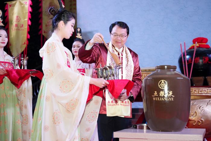 6-曾從欽董事長(zhǎng)開(kāi)啟祭祀酒壇，進(jìn)行分酒