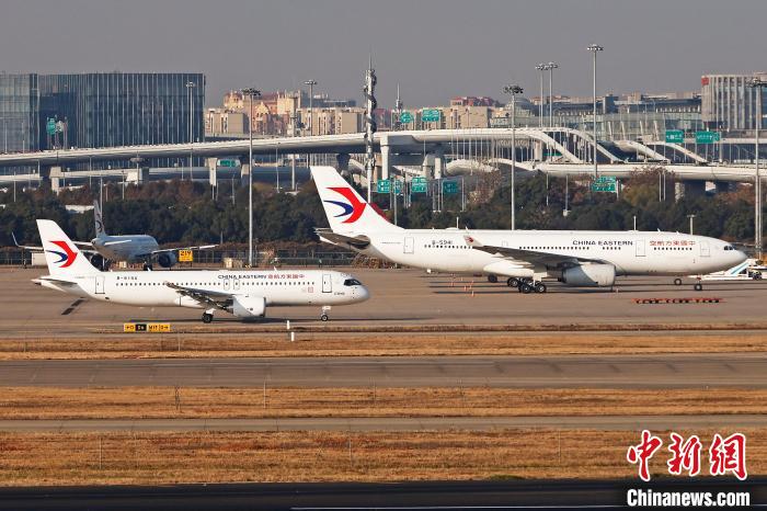 東航全球首架C919飛機在上海虹橋機場滑行?！∫罅⑶?攝