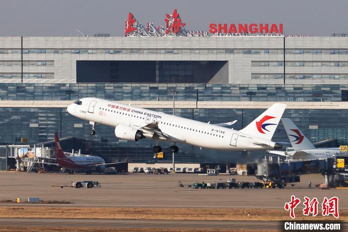東航全球首架C919飛機從上海虹橋機場起飛前往成都天府機場?！∫罅⑶?攝