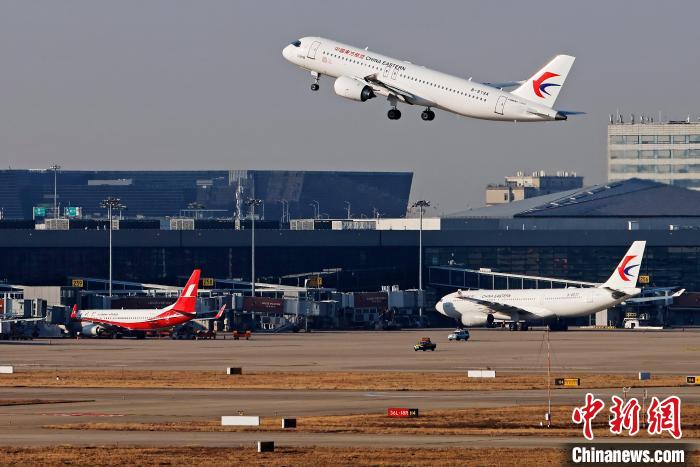 東航全球首架C919飛機從上海虹橋機場起飛前往成都天府機場?！∫罅⑶?攝