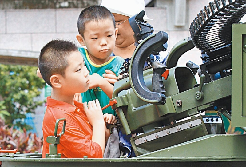 行政院兒權(quán)小組建議國防教育納入高中以下教材，包括幼稚園都得學(xué)辨別炮彈聲，遭藍(lán)委認(rèn)為「荒謬可笑」。圖為小朋友好奇觀看各類軍武。（本報(bào)資料照片）