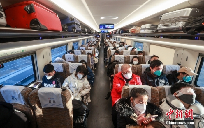12月26日，北京西開往南昌西的G891次列車幾乎滿員。當(dāng)日，正值京廣高速鐵路全線開通運(yùn)營10周年，全線累計(jì)發(fā)送旅客16.9億人次。從當(dāng)日開始，全國鐵路實(shí)施新列車運(yùn)行圖，京廣高鐵將繼續(xù)“提速”。 <a target='_blank' href='/'>中新社</a>記者 賈天勇 攝
