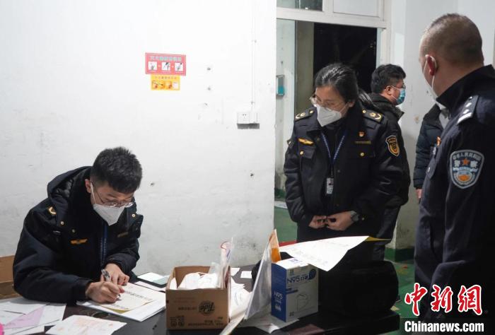 警方聯(lián)合市場監(jiān)管部門查處假冒N95口罩窩點?！⊥]公安 供圖