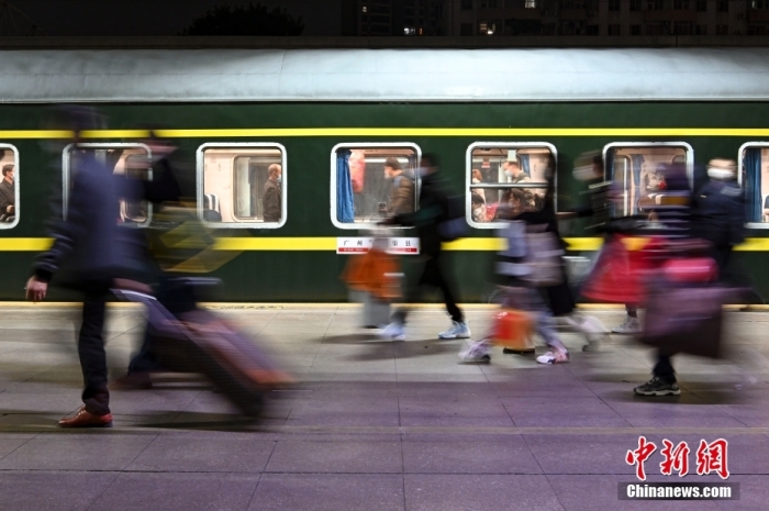 1月7日，廣東省廣州市，乘坐K4562次(廣州—渠縣)列車的旅客在廣州站進(jìn)站乘車。1月7日0點(diǎn)50分，廣州春運(yùn)首日首趟列車K4562次(廣州—渠縣)從廣州站駛出，將于1日8日5點(diǎn)12分抵達(dá)渠縣站。<a target='_blank' href='/'>中新社</a>記者 陳驥旻 攝