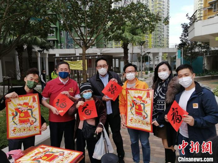 陳百里(左二)與義工一起向市民贈送揮春。　香港菁英會供圖