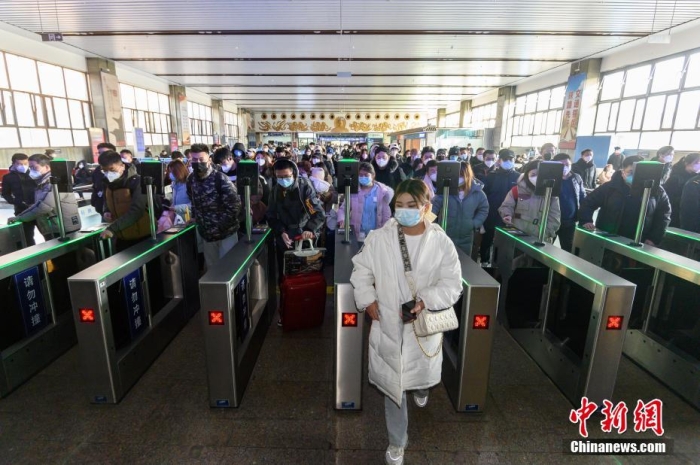 資料圖：1月7日，山西省太原市，民眾在太原站候車大廳排隊檢票乘車。當日，2023年春運正式拉開帷幕。 <a target='_blank' href='/'>中新社</a>記者 韋亮 攝