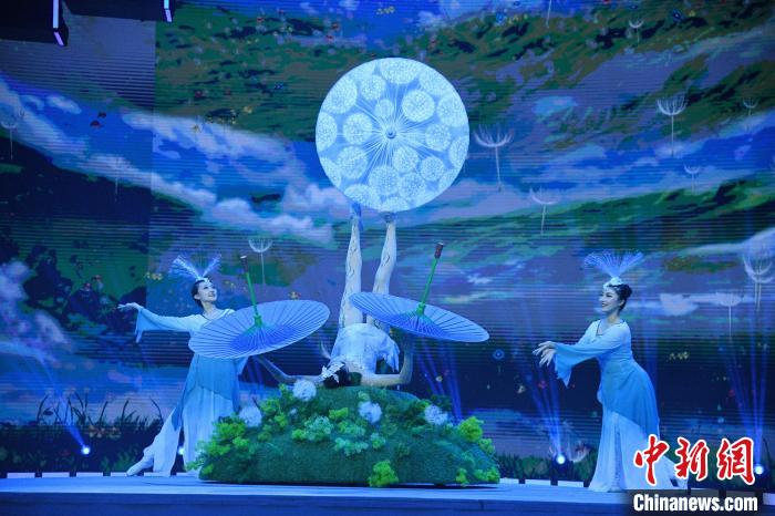 圖為2023年中國(guó)雜技大聯(lián)歡錄制現(xiàn)場(chǎng)?！×赫赵?攝