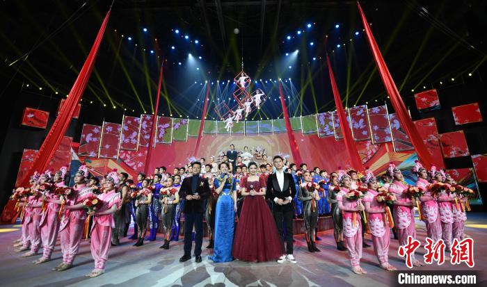 圖為2023年中國(guó)雜技大聯(lián)歡錄制現(xiàn)場(chǎng)?！×赫赵?攝