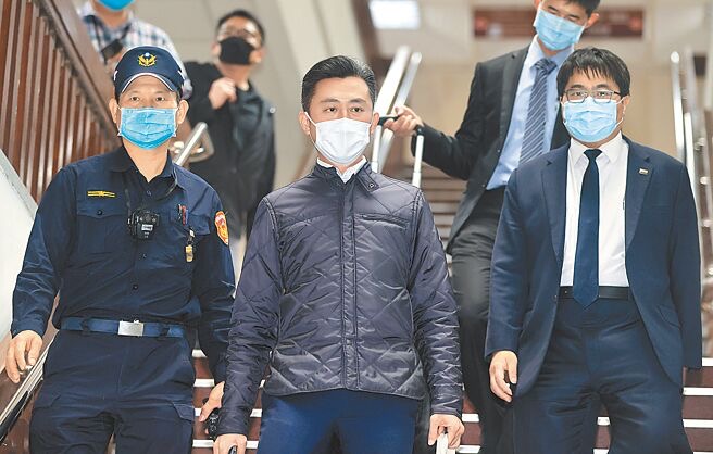 前新竹市長林智堅（中）被余正煌自訴臺大“國發(fā)所”碩士論文抄襲違反著作權相關規(guī)定，臺北地方法院11日開庭，林智堅以被告身分出庭應訊后離開法庭。（圖源：臺灣“中時新聞網(wǎng)”）