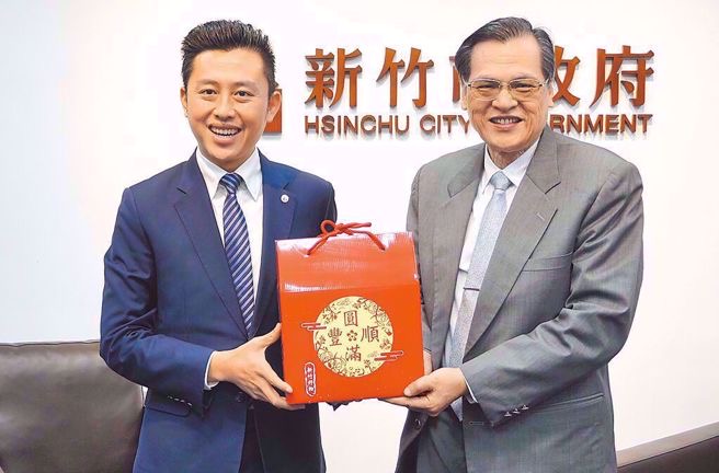 臺當局安全部門負責人陳明通(右)竟堅定喊出，前新竹市長林智堅(左)抄襲案是冤案。（圖源：臺灣“中時新聞網(wǎng)”）