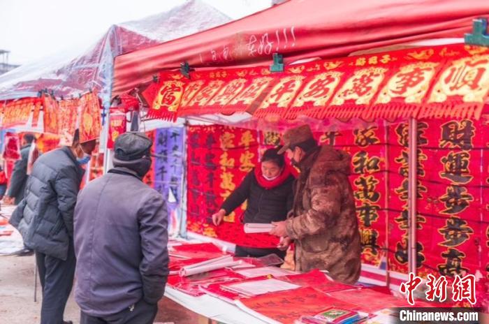 圖為民眾在購(gòu)買(mǎi)春聯(lián)?！￡惞饨?攝