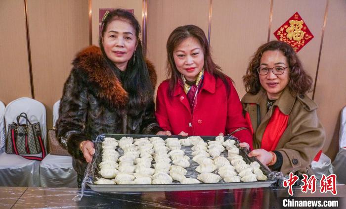 圖為臺胞在展示包好的餃子?！∈Y豐慧 攝