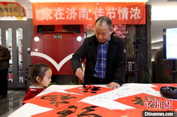 1月13日，山東濟南，書畫家現(xiàn)場潑墨，揮毫?xí)鴮懜Ｗ帧⒋郝?lián)。　孫婷婷 攝