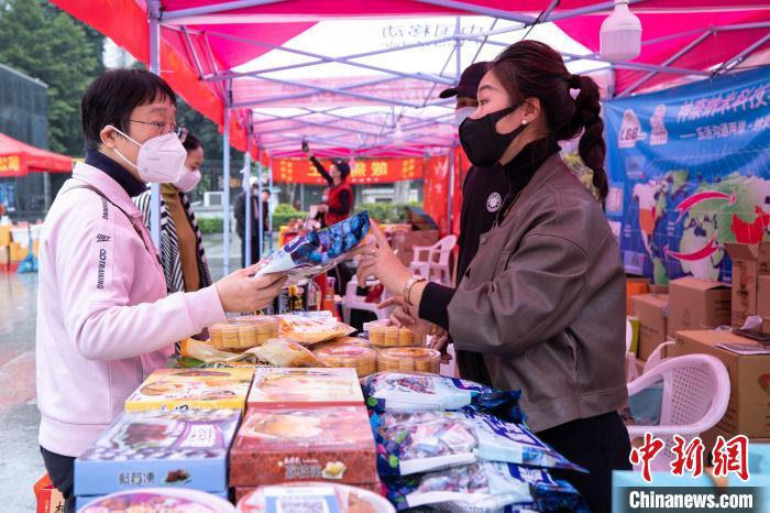 游客在購置年貨?！↑S東華 　攝