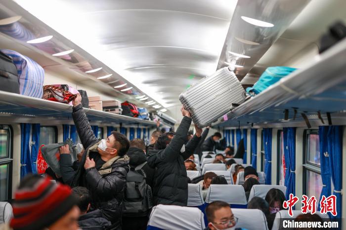 1月13日18時4分，K4019/20次列車從北京站開出，這是今年春運(yùn)從北京開出的首趟增開普速列車?！?lt;a target='_blank' href='/'>中新社</a>記者 賈天勇 攝