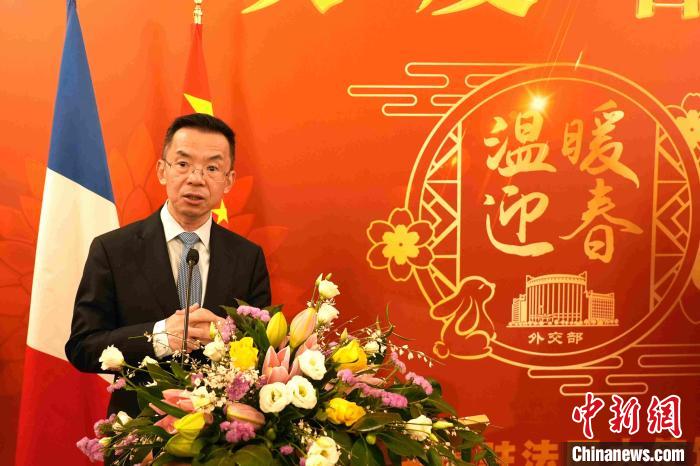 中國駐法國大使館13日晚舉辦“溫暖迎春”系列活動，中國駐法國大使盧沙野致辭。　中國駐法國大使館 供圖
