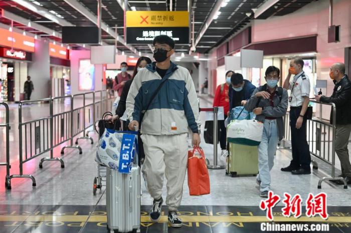 高鐵香港段復(fù)通后，首批從西九龍站出發(fā)的乘客，前往深圳。李志華 攝