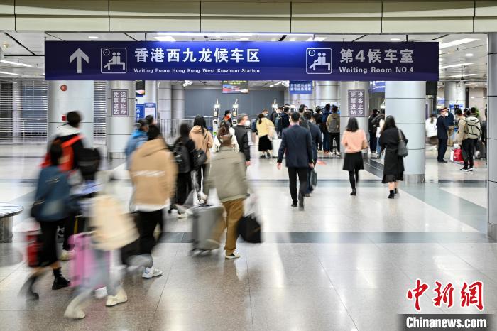 1月15日，廣州東站，旅客正走向“香港西九龍候車區(qū)”?！￡愺K旻 攝