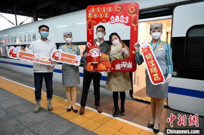 1月15日，廣州東開(kāi)往香港西九龍的首發(fā)高鐵前，旅客與工作人員開(kāi)心合影?！￡愺K旻 攝