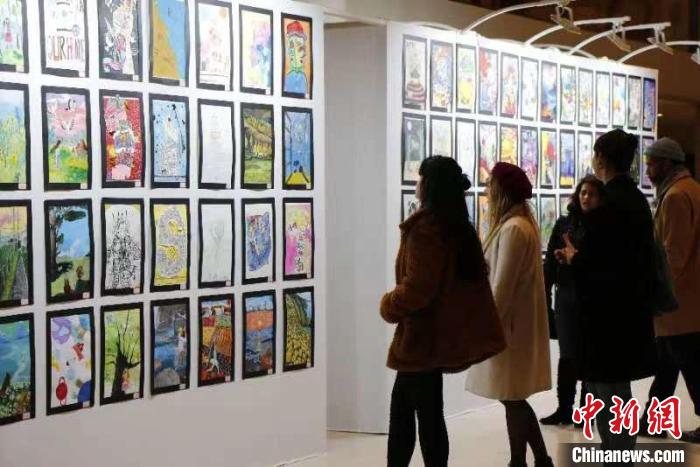 2022 UWEE盧浮宮國(guó)際藝術(shù)展當(dāng)?shù)貢r(shí)間14日在法國(guó)巴黎盧浮宮博物館內(nèi)德洛爾姆廳藝術(shù)展區(qū)舉行?！WEE 供圖