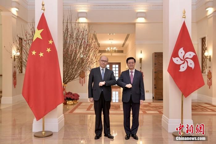 1月17日，中央人民政府駐香港特別行政區(qū)聯(lián)絡(luò)辦公室主任鄭雁雄（左）到禮賓府拜會(huì)香港特區(qū)行政長(zhǎng)官李家超，向他致以新春祝福。 <a target='_blank' href='/'>中新社</a>記者 李志華 攝