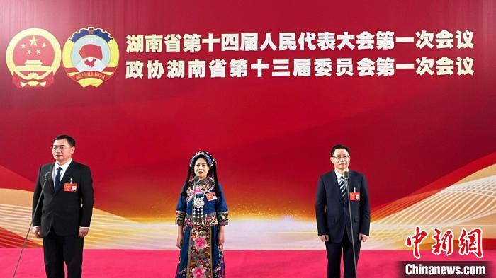 湖南省政協(xié)十三屆一次會(huì)議第二場“委員通道”。　張雪盈 攝