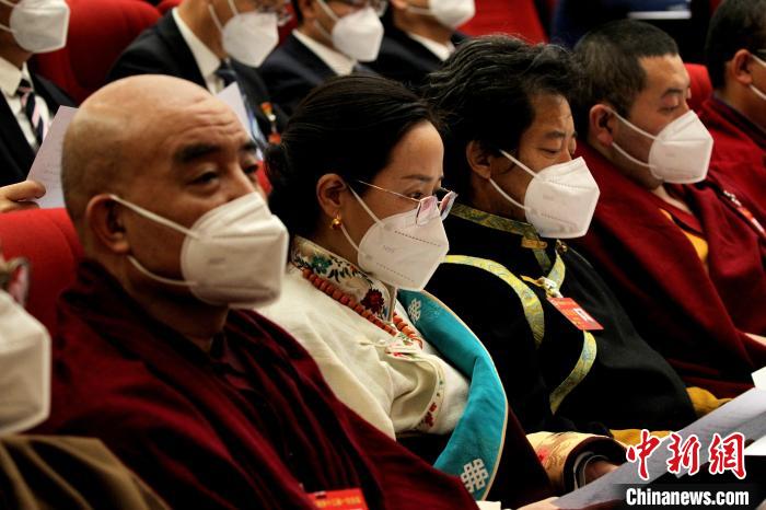 圖為政協(xié)委員參加青海省政協(xié)十三屆一次會(huì)議閉幕大會(huì)?！∑钤鲚?攝