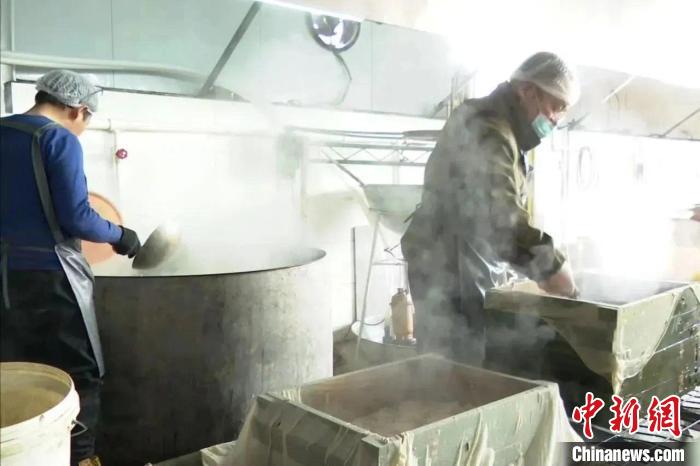 制作豆腐工藝講究，需要經(jīng)過選料、泡豆、磨豆等共9道工序。　長子縣融媒體中心提供