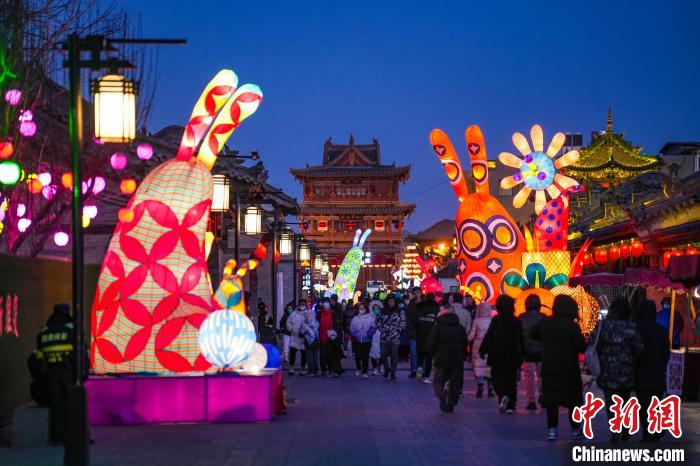 來自澳門藝術(shù)家設(shè)計的兔形花燈?！∥淇〗?攝