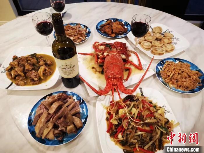 南京鹽水鴨和西澳大利亞當?shù)氐凝埼r，是朱興宇一家年夜飯里的雙料“主角”?！”徊稍L人供圖