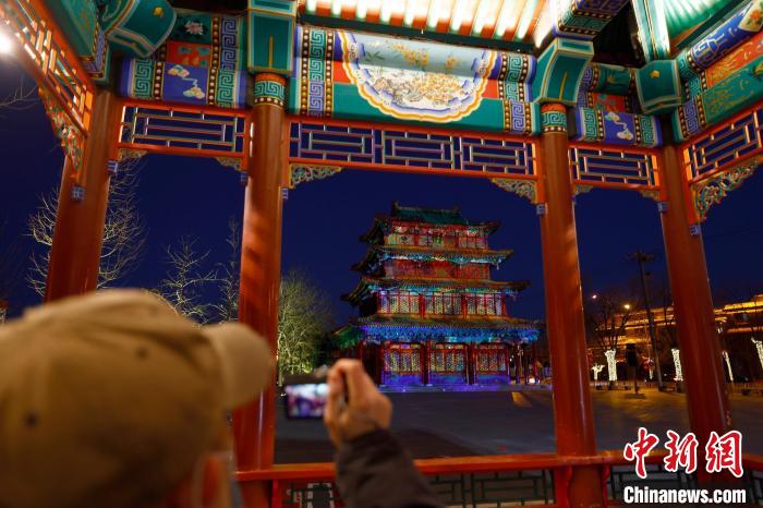 北京地標(biāo)建筑“點(diǎn)靚”新年燈光秀?！?lt;a target='_blank' href='/'>中新社</a>記者 富田 攝
