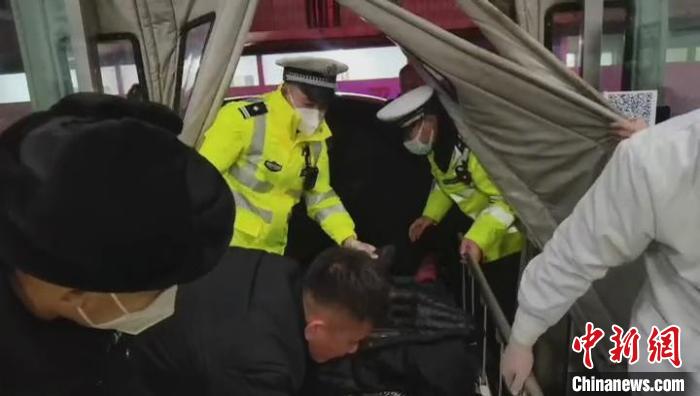 高速交警協(xié)助家屬將患者抬上擔架車?！∫曨l截圖 攝