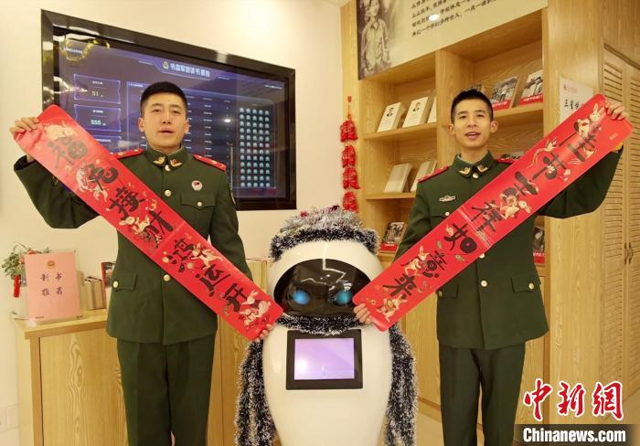 武警金華支隊官兵展示新春對聯(lián)?！」汲袩N 攝