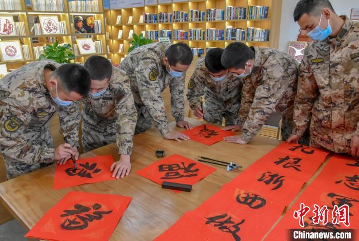 武警衢州支隊常山中隊官兵寫“福”字。　卞樂樂 攝