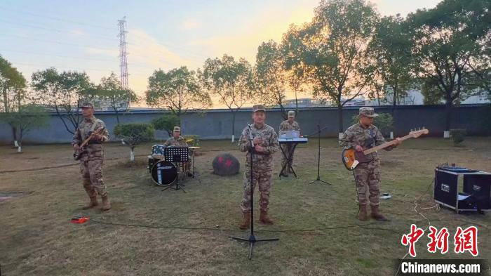 武警衢州支隊“云春晚”排練現(xiàn)場——武警衢州支隊機(jī)龍游中隊官兵帶來的節(jié)目《你就是遠(yuǎn)方》?！￡懹顣?攝