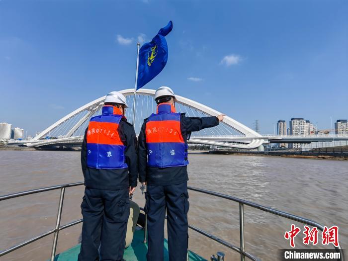 （新春走基層）藏族青年的水上春節(jié)：“格?；ā笔㈤_在東海之濱