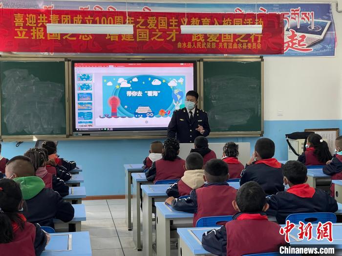 索朗扎西在家鄉(xiāng)上課?！幉êＪ戮止﹫D