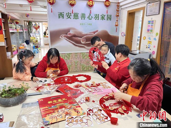 常向陽與患兒及家長體驗剪紙?！∈茉L者供圖