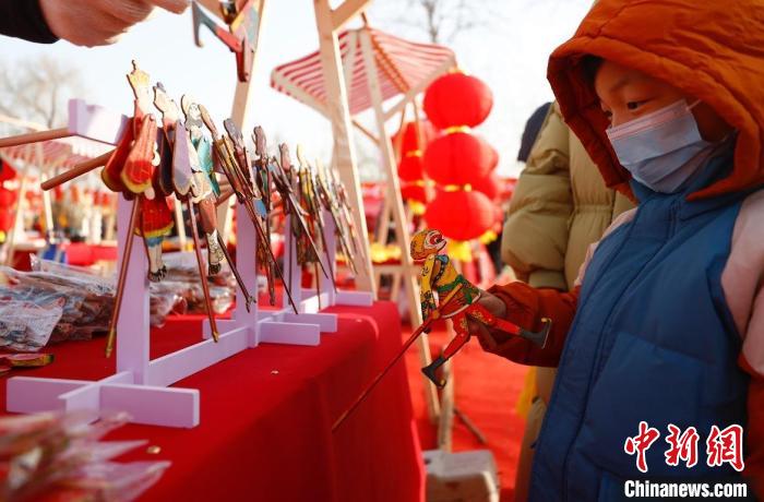 北京消費季“2023——年花豐食大集”正月初一在北京世界花卉大觀園開市?！?lt;a target='_blank' href='/'>中新社</a>記者 富田 攝