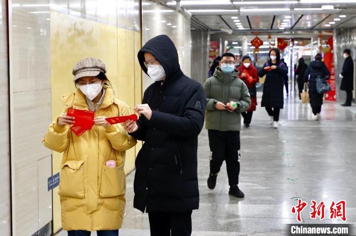 北京市朝陽(yáng)區(qū)聯(lián)動(dòng)京港地鐵在14號(hào)線(xiàn)九龍山站站廳內(nèi)為地鐵乘客派發(fā)“拜年紅包”?！?lt;a target='_blank' href='/'>中新社</a>記者 富田 攝