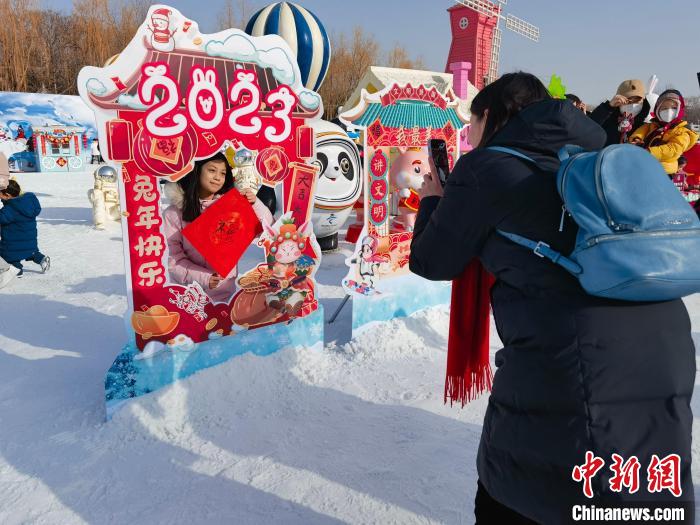 圖為游客在北京陶然亭公園雪場游玩?！”本┦泄珗@管理中心供圖