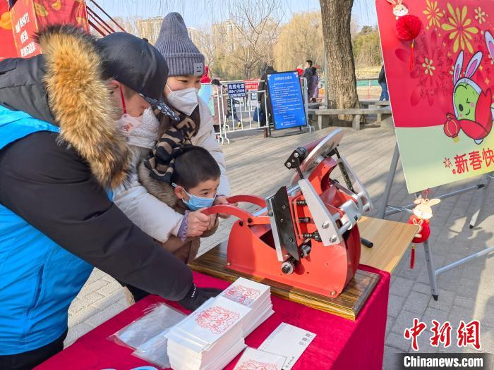 圖為小游客在北京紫竹院公園“雕版刷福”?！”本┦泄珗@管理中心供圖