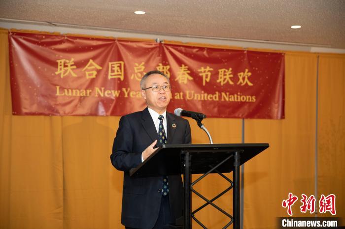 當(dāng)?shù)貢r(shí)間1月20日，聯(lián)合國(guó)主管經(jīng)濟(jì)和社會(huì)事務(wù)的副秘書(shū)長(zhǎng)李軍華在紐約聯(lián)合國(guó)總部的春節(jié)聯(lián)歡晚會(huì)上致辭?！×闻?攝